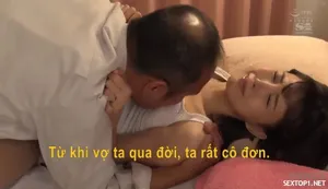 Cô gái nóng bỏng massage miệng và cưỡi dương vật của anh ta